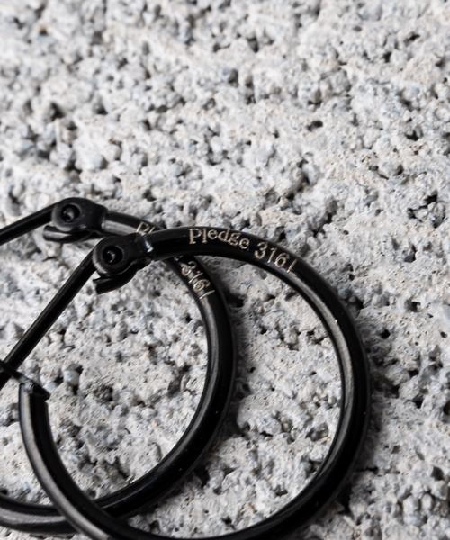 Pledge(プレッジ)の「【Pledge(プレッジ)】フープ ピアス(ペア)(ピアス(両耳用)・メンズ・ブラック/シルバー/ゴールド・FREE)」の6枚目の写真