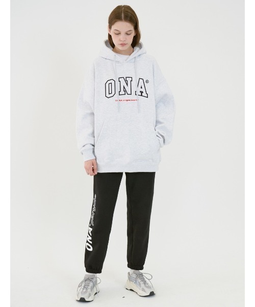 ONA（オーエヌエー）の「『ONA/オーエヌエー』2ND ONA BIG LOGO NAPPING OVER HOODIE/ビッグロゴ ナッピング オーバーフーディー（パーカー・メンズ・ライトグレー/ブラック/グレー・FREE）」の6枚目の写真