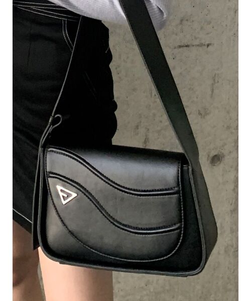 EMODA（エモダ）の「アシンメトリーショルダーバッグ（ショルダーバッグ・レディース・ブラック/ブラウン・FREE）」の2枚目の写真