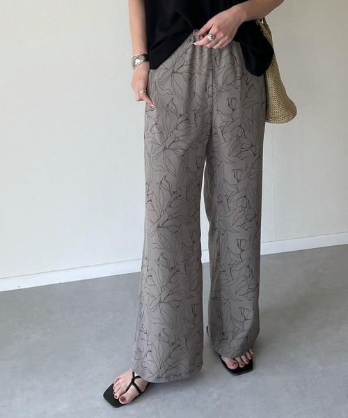 y/m by misato(イムバイミサト)の「ラインフラワーパンツ(その他パンツ・レディース・アイボリー/グレー・FREE)」の2枚目の写真