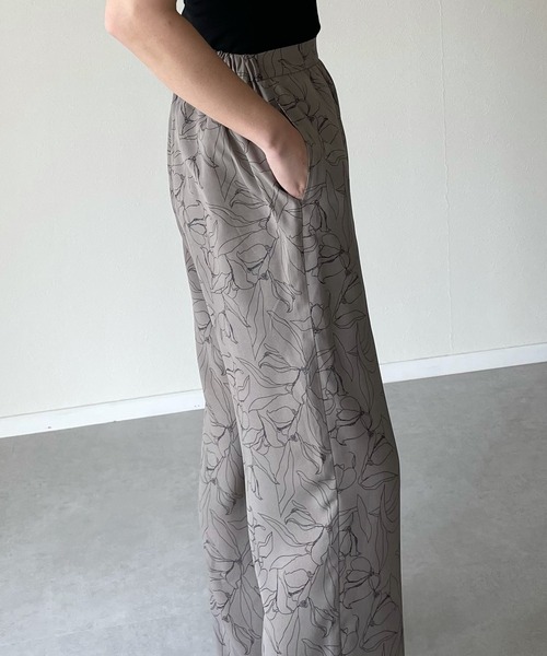 y/m by misato(イムバイミサト)の「ラインフラワーパンツ(その他パンツ・レディース・アイボリー/グレー・FREE)」の11枚目の写真