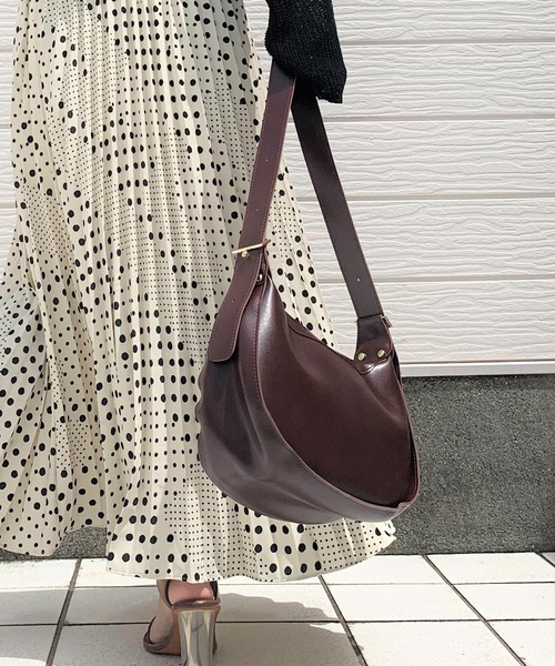 Q(キュー)の「ラウンドショルダーバッグ(ショルダーバッグ・レディース・ダークブラウン/ブラック/アイボリー・ONE SIZE)」の3枚目の写真