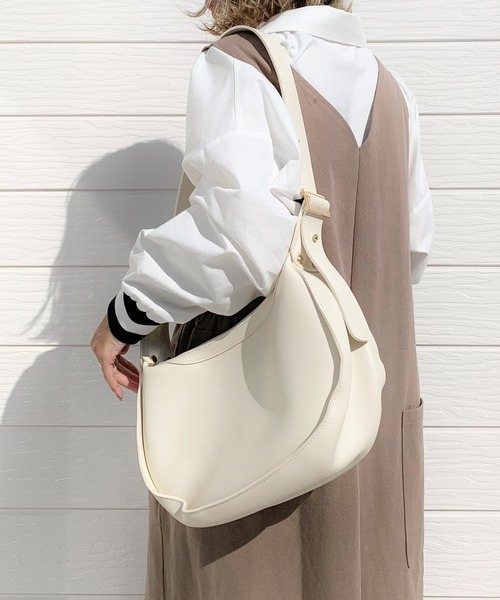 Q(キュー)の「ラウンドショルダーバッグ(ショルダーバッグ・レディース・ダークブラウン/ブラック/アイボリー・ONE SIZE)」の2枚目の写真