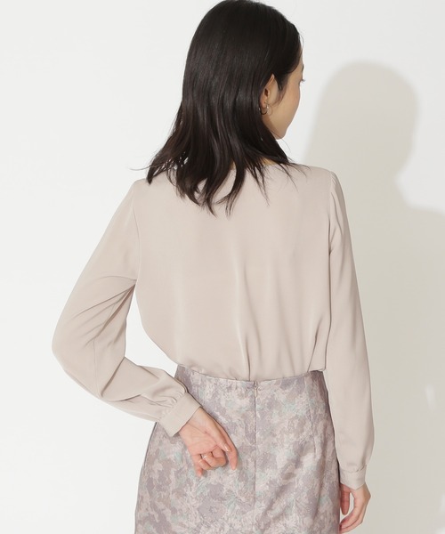 NATURAL BEAUTY BASIC（ナチュラルビューティーベーシック）の「サテンダブルクロス長袖ブラウス（シャツ/ブラウス・レディース・オフホワイト/ブラック/ベージュ・マルチサイズ）」の17枚目の写真