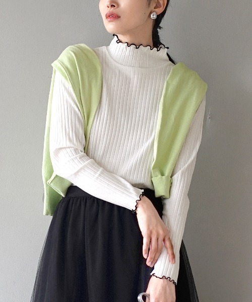 zootie（ズーティー）の「【主役にも名脇役にも！】ロングスリーブ リブカットソー［タートルネック］（Tシャツ/カットソー・レディース・グレイッシュベージュ/ライトブルー/チャコール/ベージュ/コーラルピンク/ダークグリーン/ブラック/ピンク系その他/グレイッシュブルー/アイボリー/ダークパープル/ライトベージュ/アッシュ/パープル/ブルー系その他/ブラック系その他/オフホワイト/モスグリーン/レッド系その他/イエロー系その他/ベビーピンク/ベージュ×ブラック/ブルー/ブラック×ホワイト/ホワイト×ブラック/グレー系その他/ネイビー/ケリーグリーン/シアン/グレー系その他2/オレンジ系その他/ホワイト系その他/カーキブラウン/テラコッタ/サーモンピンク/グリーン系その他2/ホワイト系その他2/ブルー系その他2・L/LL/M）」の4枚目の写真