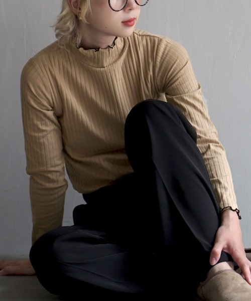 zootie（ズーティー）の「【主役にも名脇役にも！】ロングスリーブ リブカットソー［タートルネック］（Tシャツ/カットソー・レディース・グレイッシュベージュ/ライトブルー/チャコール/ベージュ/コーラルピンク/ダークグリーン/ブラック/ピンク系その他/グレイッシュブルー/アイボリー/ダークパープル/ライトベージュ/アッシュ/パープル/ブルー系その他/ブラック系その他/オフホワイト/モスグリーン/レッド系その他/イエロー系その他/ベビーピンク/ベージュ×ブラック/ブルー/ブラック×ホワイト/ホワイト×ブラック/グレー系その他/ネイビー/ケリーグリーン/シアン/グレー系その他2/オレンジ系その他/ホワイト系その他/カーキブラウン/テラコッタ/サーモンピンク/グリーン系その他2/ホワイト系その他2/ブルー系その他2・L/LL/M）」の15枚目の写真
