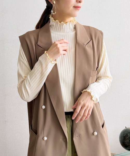 zootie（ズーティー）の「【主役にも名脇役にも！】ロングスリーブ リブカットソー［タートルネック］（Tシャツ/カットソー・レディース・グレイッシュベージュ/ライトブルー/チャコール/ベージュ/コーラルピンク/ダークグリーン/ブラック/ピンク系その他/グレイッシュブルー/アイボリー/ダークパープル/ライトベージュ/アッシュ/パープル/ブルー系その他/ブラック系その他/オフホワイト/モスグリーン/レッド系その他/イエロー系その他/ベビーピンク/ベージュ×ブラック/ブルー/ブラック×ホワイト/ホワイト×ブラック/グレー系その他/ネイビー/ケリーグリーン/シアン/グレー系その他2/オレンジ系その他/ホワイト系その他/カーキブラウン/テラコッタ/サーモンピンク/グリーン系その他2/ホワイト系その他2/ブルー系その他2・L/LL/M）」の5枚目の写真