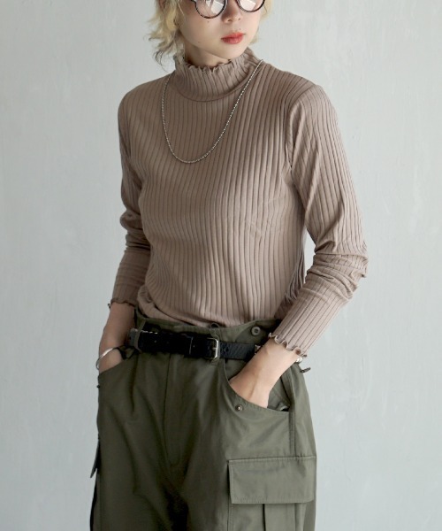 zootie（ズーティー）の「【主役にも名脇役にも！】ロングスリーブ リブカットソー［タートルネック］（Tシャツ/カットソー・レディース・グレイッシュベージュ/ライトブルー/チャコール/ベージュ/コーラルピンク/ダークグリーン/ブラック/ピンク系その他/グレイッシュブルー/アイボリー/ダークパープル/ライトベージュ/アッシュ/パープル/ブルー系その他/ブラック系その他/オフホワイト/モスグリーン/レッド系その他/イエロー系その他/ベビーピンク/ベージュ×ブラック/ブルー/ブラック×ホワイト/ホワイト×ブラック/グレー系その他/ネイビー/ケリーグリーン/シアン/グレー系その他2/オレンジ系その他/ホワイト系その他/カーキブラウン/テラコッタ/サーモンピンク/グリーン系その他2/ホワイト系その他2/ブルー系その他2・L/LL/M）」の17枚目の写真