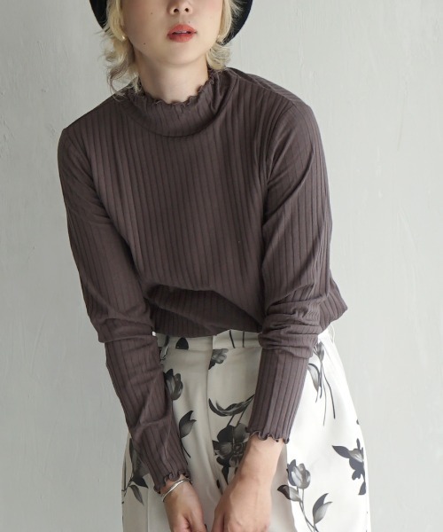 zootie（ズーティー）の「【主役にも名脇役にも！】ロングスリーブ リブカットソー［タートルネック］（Tシャツ/カットソー・レディース・グレイッシュベージュ/ライトブルー/チャコール/ベージュ/コーラルピンク/ダークグリーン/ブラック/ピンク系その他/グレイッシュブルー/アイボリー/ダークパープル/ライトベージュ/アッシュ/パープル/ブルー系その他/ブラック系その他/オフホワイト/モスグリーン/レッド系その他/イエロー系その他/ベビーピンク/ベージュ×ブラック/ブルー/ブラック×ホワイト/ホワイト×ブラック/グレー系その他/ネイビー/ケリーグリーン/シアン/グレー系その他2/オレンジ系その他/ホワイト系その他/カーキブラウン/テラコッタ/サーモンピンク/グリーン系その他2/ホワイト系その他2/ブルー系その他2・L/LL/M）」の10枚目の写真