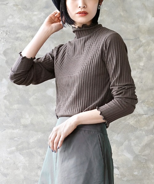 zootie（ズーティー）の「【主役にも名脇役にも！】ロングスリーブ リブカットソー［タートルネック］（Tシャツ/カットソー・レディース・グレイッシュベージュ/ライトブルー/チャコール/ベージュ/コーラルピンク/ダークグリーン/ブラック/ピンク系その他/グレイッシュブルー/アイボリー/ダークパープル/ライトベージュ/アッシュ/パープル/ブルー系その他/ブラック系その他/オフホワイト/モスグリーン/レッド系その他/イエロー系その他/ベビーピンク/ベージュ×ブラック/ブルー/ブラック×ホワイト/ホワイト×ブラック/グレー系その他/ネイビー/ケリーグリーン/シアン/グレー系その他2/オレンジ系その他/ホワイト系その他/カーキブラウン/テラコッタ/サーモンピンク/グリーン系その他2/ホワイト系その他2/ブルー系その他2・L/LL/M）」の11枚目の写真