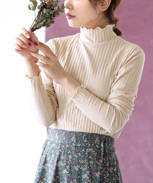 zootie（ズーティー）の「【主役にも名脇役にも！】ロングスリーブ リブカットソー［タートルネック］（Tシャツ/カットソー・レディース・グレイッシュベージュ/ライトブルー/チャコール/ベージュ/コーラルピンク/ダークグリーン/ブラック/ピンク系その他/グレイッシュブルー/アイボリー/ダークパープル/ライトベージュ/アッシュ/パープル/ブルー系その他/ブラック系その他/オフホワイト/モスグリーン/レッド系その他/イエロー系その他/ベビーピンク/ベージュ×ブラック/ブルー/ブラック×ホワイト/ホワイト×ブラック/グレー系その他/ネイビー/ケリーグリーン/シアン/グレー系その他2/オレンジ系その他/ホワイト系その他/カーキブラウン/テラコッタ/サーモンピンク/グリーン系その他2/ホワイト系その他2/ブルー系その他2・L/LL/M）」の3枚目の写真