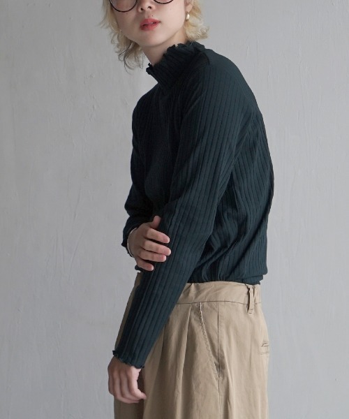 zootie（ズーティー）の「【主役にも名脇役にも！】ロングスリーブ リブカットソー［タートルネック］（Tシャツ/カットソー・レディース・グレイッシュベージュ/ライトブルー/チャコール/ベージュ/コーラルピンク/ダークグリーン/ブラック/ピンク系その他/グレイッシュブルー/アイボリー/ダークパープル/ライトベージュ/アッシュ/パープル/ブルー系その他/ブラック系その他/オフホワイト/モスグリーン/レッド系その他/イエロー系その他/ベビーピンク/ベージュ×ブラック/ブルー/ブラック×ホワイト/ホワイト×ブラック/グレー系その他/ネイビー/ケリーグリーン/シアン/グレー系その他2/オレンジ系その他/ホワイト系その他/カーキブラウン/テラコッタ/サーモンピンク/グリーン系その他2/ホワイト系その他2/ブルー系その他2・L/LL/M）」の22枚目の写真