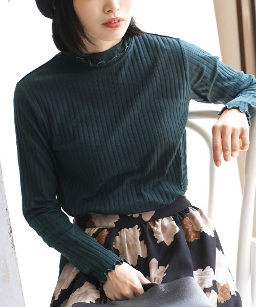 zootie（ズーティー）の「【主役にも名脇役にも！】ロングスリーブ リブカットソー［タートルネック］（Tシャツ/カットソー・レディース・グレイッシュベージュ/ライトブルー/チャコール/ベージュ/コーラルピンク/ダークグリーン/ブラック/ピンク系その他/グレイッシュブルー/アイボリー/ダークパープル/ライトベージュ/アッシュ/パープル/ブルー系その他/ブラック系その他/オフホワイト/モスグリーン/レッド系その他/イエロー系その他/ベビーピンク/ベージュ×ブラック/ブルー/ブラック×ホワイト/ホワイト×ブラック/グレー系その他/ネイビー/ケリーグリーン/シアン/グレー系その他2/オレンジ系その他/ホワイト系その他/カーキブラウン/テラコッタ/サーモンピンク/グリーン系その他2/ホワイト系その他2/ブルー系その他2・L/LL/M）」の20枚目の写真