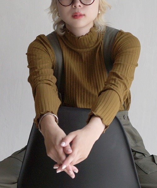 zootie（ズーティー）の「【主役にも名脇役にも！】ロングスリーブ リブカットソー［タートルネック］（Tシャツ/カットソー・レディース・グレイッシュベージュ/ライトブルー/チャコール/ベージュ/コーラルピンク/ダークグリーン/ブラック/ピンク系その他/グレイッシュブルー/アイボリー/ダークパープル/ライトベージュ/アッシュ/パープル/ブルー系その他/ブラック系その他/オフホワイト/モスグリーン/レッド系その他/イエロー系その他/ベビーピンク/ベージュ×ブラック/ブルー/ブラック×ホワイト/ホワイト×ブラック/グレー系その他/ネイビー/ケリーグリーン/シアン/グレー系その他2/オレンジ系その他/ホワイト系その他/カーキブラウン/テラコッタ/サーモンピンク/グリーン系その他2/ホワイト系その他2/ブルー系その他2・L/LL/M）」の13枚目の写真