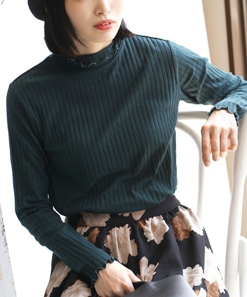 zootie（ズーティー）の「【主役にも名脇役にも！】ロングスリーブ リブカットソー［タートルネック］（Tシャツ/カットソー・レディース・グレイッシュベージュ/ライトブルー/チャコール/ベージュ/コーラルピンク/ダークグリーン/ブラック/ピンク系その他/グレイッシュブルー/アイボリー/ダークパープル/ライトベージュ/アッシュ/パープル/ブルー系その他/ブラック系その他/オフホワイト/モスグリーン/レッド系その他/イエロー系その他/ベビーピンク/ベージュ×ブラック/ブルー/ブラック×ホワイト/ホワイト×ブラック/グレー系その他/ネイビー/ケリーグリーン/シアン/グレー系その他2/オレンジ系その他/ホワイト系その他/カーキブラウン/テラコッタ/サーモンピンク/グリーン系その他2/ホワイト系その他2/ブルー系その他2・L/LL/M）」の19枚目の写真