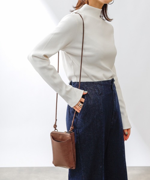 COLONY 2139（コロニートゥーワンスリーナイン）の「ギザコットンリブハイネック長袖Tシャツ/ロンT（Tシャツ/カットソー・レディース・ホワイト/ブラック/グリーン・SMALL/MEDIUM/LARGE）」の2枚目の写真