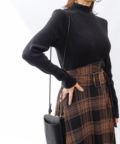 COLONY 2139（コロニートゥーワンスリーナイン）の「ギザコットンリブハイネック長袖Tシャツ/ロンT（Tシャツ/カットソー・レディース・ホワイト/ブラック/グリーン・SMALL/MEDIUM/LARGE）」の4枚目の写真