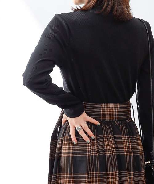 COLONY 2139（コロニートゥーワンスリーナイン）の「ギザコットンリブハイネック長袖Tシャツ/ロンT（Tシャツ/カットソー・レディース・ホワイト/ブラック/グリーン・SMALL/MEDIUM/LARGE）」の6枚目の写真