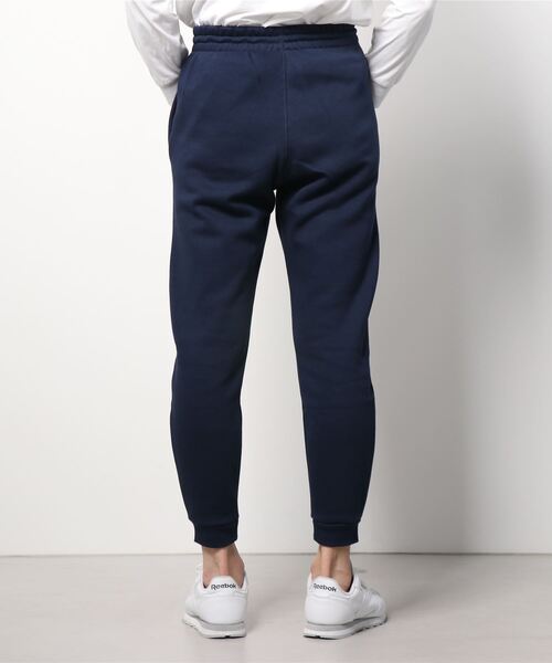 Reebok（リーボック）の「トレーニング エッセンシャルズ ビッグ ロゴ ジョガー / Training Essentials Big Logo Jogger（スウェットパンツ・メンズ・ネイビー・LARGE/XX-LARGE/X-LARGE/X-SMALL/SMALL/XXX-LARGE/MEDIUM）」の2枚目の写真
