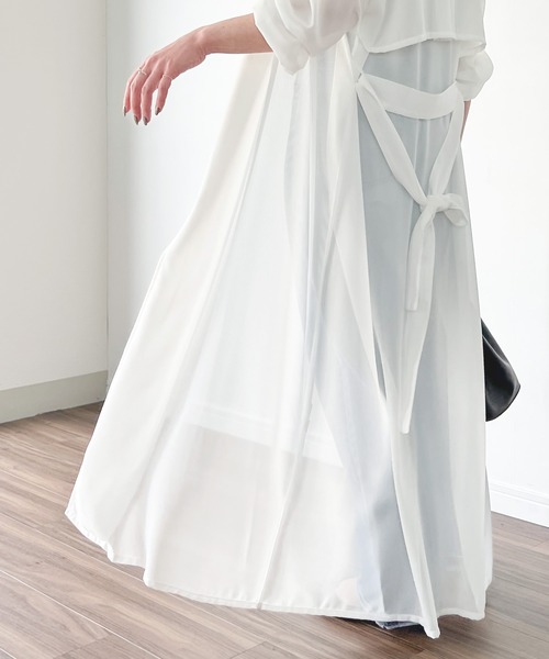 JUNOAH（ジュノア）の「トレンチ風シアーロングガウンシャツ（シャツ/ブラウス・レディース・グレイッシュベージュ/テラコッタ/ブラック/チャコール/ホワイト・MEDIUM/LARGE）」の15枚目の写真