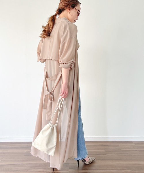 JUNOAH（ジュノア）の「トレンチ風シアーロングガウンシャツ（シャツ/ブラウス・レディース・グレイッシュベージュ/テラコッタ/ブラック/チャコール/ホワイト・MEDIUM/LARGE）」の17枚目の写真