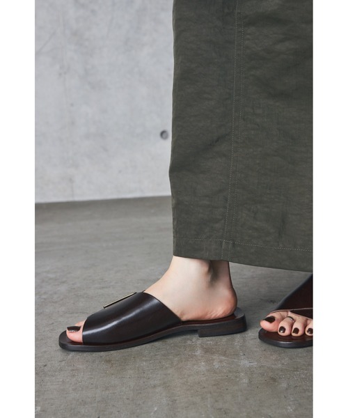 LA PEAU DE GEM(ラポドゥジェム)の「CORSO ROMA 9 バックルフラットサンダル(サンダル・レディース・ブラウン/ブラック・37/38/36)」の5枚目の写真