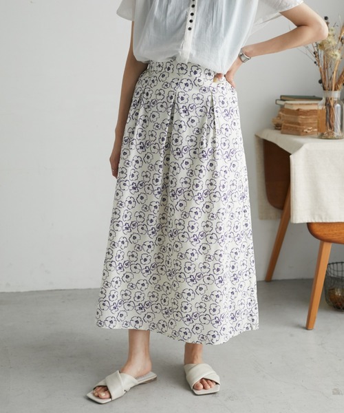 CRAFT STANDARD BOUTIQUE(クラフトスタンダードブティック)の「フラワープリントタックスカート *(スカート・レディース・ブラック/オフホワイト・FREE)」の2枚目の写真
