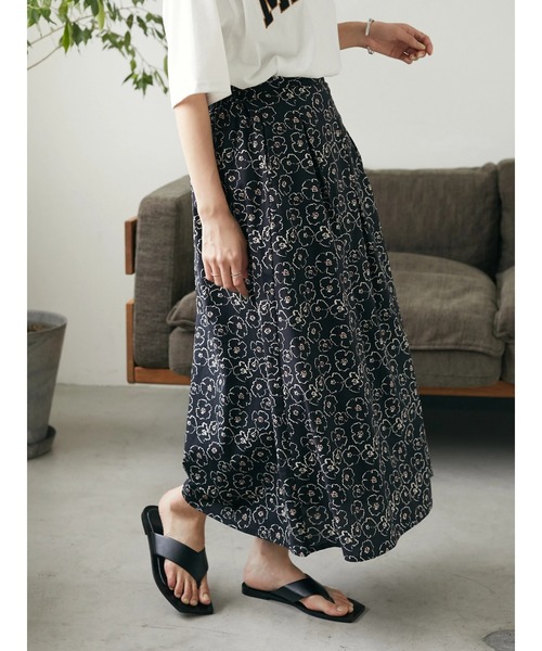CRAFT STANDARD BOUTIQUE(クラフトスタンダードブティック)の「フラワープリントタックスカート *(スカート・レディース・ブラック/オフホワイト・FREE)」の9枚目の写真