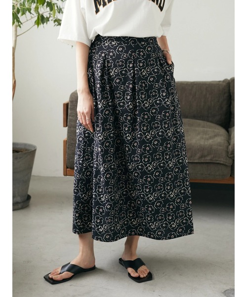 CRAFT STANDARD BOUTIQUE(クラフトスタンダードブティック)の「フラワープリントタックスカート *(スカート・レディース・ブラック/オフホワイト・FREE)」の11枚目の写真