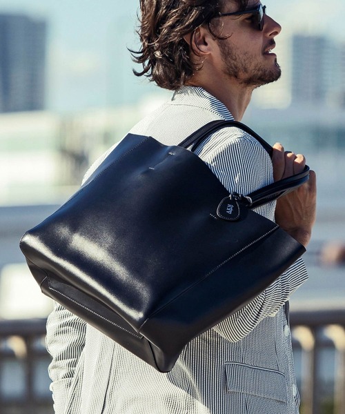 AKM Contemporary(エイケイエムコンテンポラリー)の「【WEB・直営店限定】AKM Contemporary(エイケイエムコンテンポラリー)ジップポケット ブランドロゴ レザートートバッグ ハンドバッグ(トートバッグ・メンズ・ブラック系/ブラウン系/ネイビー系/ブラック/ネイビー/ブラウン・ONE SIZE)」の3枚目の写真