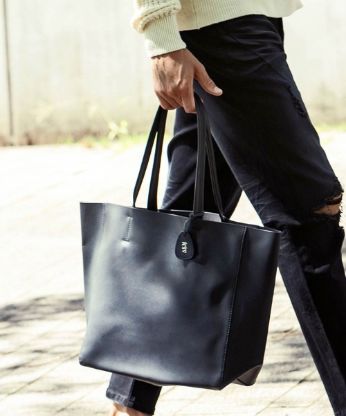 AKM Contemporary(エイケイエムコンテンポラリー)の「【WEB・直営店限定】AKM Contemporary(エイケイエムコンテンポラリー)ジップポケット ブランドロゴ レザートートバッグ ハンドバッグ(トートバッグ・メンズ・ブラック系/ブラウン系/ネイビー系/ブラック/ネイビー/ブラウン・ONE SIZE)」の6枚目の写真