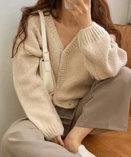 Loueme（ルエム）の「ルーズサイズVネックカーディガン（カーディガン/ボレロ・レディース・ピンク/ブルー/アイボリー/キャメル・FREE）」の2枚目の写真