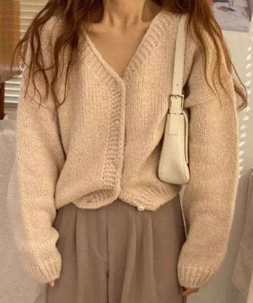 Loueme（ルエム）の「ルーズサイズVネックカーディガン（カーディガン/ボレロ・レディース・ピンク/ブルー/アイボリー/キャメル・FREE）」の11枚目の写真