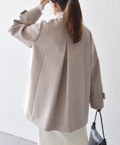 SHIPS(シップス)の「*SUPER140ノーカラーAラインPコート◇(ピーコート・レディース・ベージュ/ネイビー・SMALL/MEDIUM)」の4枚目の写真
