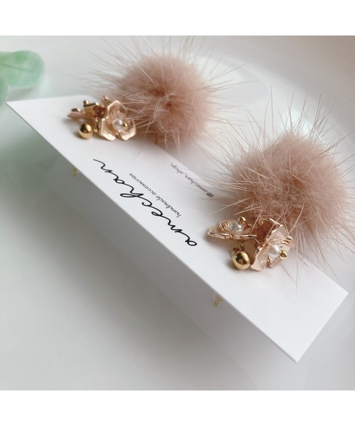 tone（トーン）の「【amechan】2way小花とミンクファー（ピアス）(MA)（ピアス（両耳用）・レディース・モカ/ピンクベージュ/グレー/ブラック/ベージュ/ブラウン・FREE）」の8枚目の写真