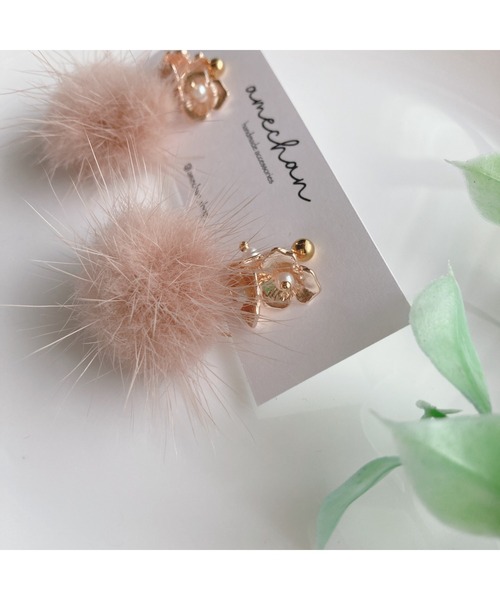 tone（トーン）の「【amechan】2way小花とミンクファー（ピアス）(MA)（ピアス（両耳用）・レディース・モカ/ピンクベージュ/グレー/ブラック/ベージュ/ブラウン・FREE）」の9枚目の写真