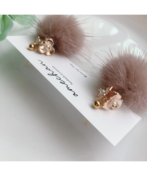 tone（トーン）の「【amechan】2way小花とミンクファー（ピアス）(MA)（ピアス（両耳用）・レディース・モカ/ピンクベージュ/グレー/ブラック/ベージュ/ブラウン・FREE）」の16枚目の写真