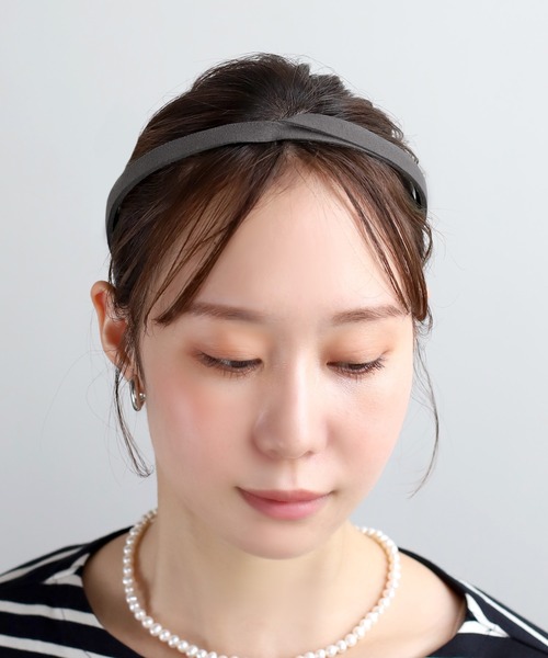 ANEMONE(アネモネ)の「スエード調シックカラーカチューシャ(カチューシャ・レディース・ブラック/グレー/ライトグレー/ブラウン・FREE)」の3枚目の写真