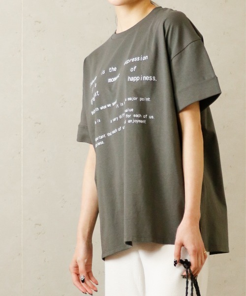 Per sist ence(パーシエンス)の「Per sist ence/パーシエンス ロールアップロゴTシャツ(Tシャツ/カットソー・レディース・ホワイト/ダークグレー・FREE)」の6枚目の写真