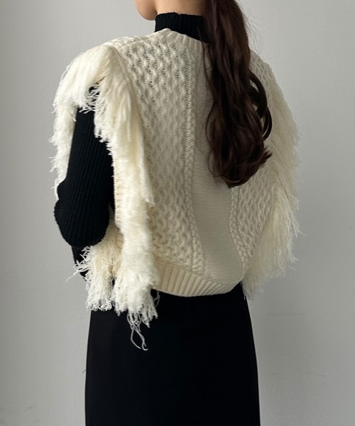 Louere（ルエレ）の「フリンジニットベスト（ベスト・レディース・グレイッシュベージュ/ブラック/アイボリー・FREE）」の6枚目の写真