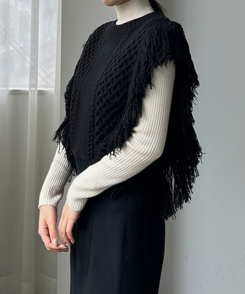 Louere（ルエレ）の「フリンジニットベスト（ベスト・レディース・グレイッシュベージュ/ブラック/アイボリー・FREE）」の9枚目の写真