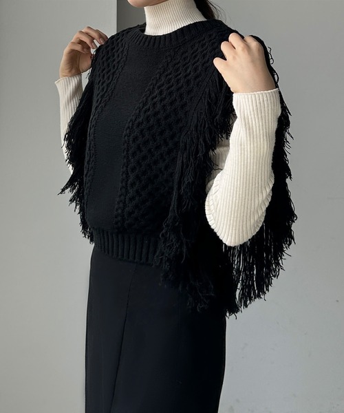 Louere（ルエレ）の「フリンジニットベスト（ベスト・レディース・グレイッシュベージュ/ブラック/アイボリー・FREE）」の11枚目の写真