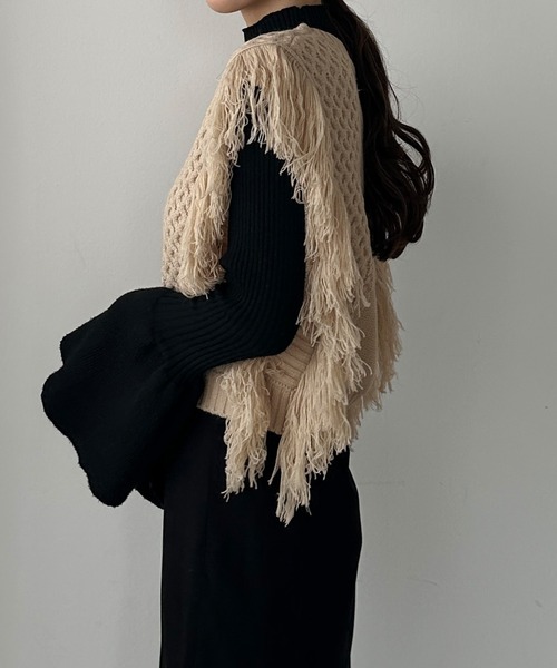 Louere（ルエレ）の「フリンジニットベスト（ベスト・レディース・グレイッシュベージュ/ブラック/アイボリー・FREE）」の15枚目の写真