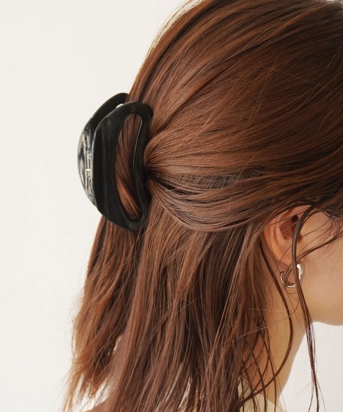 ammy.(エイミードット)の「【 ammy. / エイミードット 】 ニュアンス べっ甲 アクリル ヘアクリップ / バンスクリップ(バレッタ/ヘアクリップ・レディース・ベージュ系その他/キャメル/ベージュ系その他2/アイボリー/ブラウン/ブラック/グリーン/ブラウン系その他・FREE)」の3枚目の写真