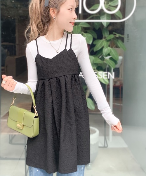 mily bilet（ミウィビレット）の「【mily bilet】フェミニンな後ろ姿で魅せる。エンボスジャガード レイヤードキャミ ミニワンピ（キャミソール・レディース・ホワイト/ブラウン/ブラック・MEDIUM/SMALL/LARGE/X-LARGE）」の3枚目の写真