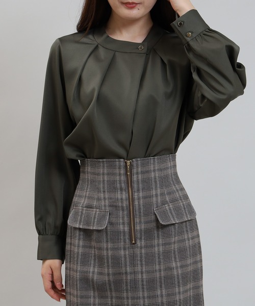 TRUDEA（トルディア）の「アシメネックブラウス（シャツ/ブラウス・レディース・ホワイト/グレイッシュベージュ/カーキ/スモークピンク/ネイビー・MEDIUM）」の4枚目の写真