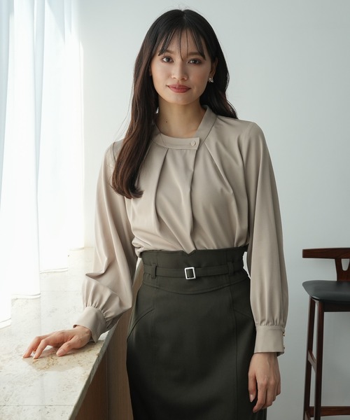 TRUDEA（トルディア）の「アシメネックブラウス（シャツ/ブラウス・レディース・ホワイト/グレイッシュベージュ/カーキ/スモークピンク/ネイビー・MEDIUM）」の3枚目の写真