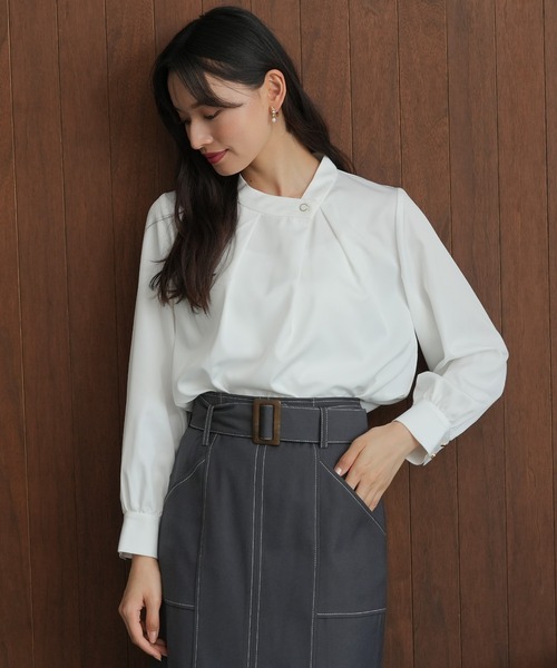 TRUDEA（トルディア）の「アシメネックブラウス（シャツ/ブラウス・レディース・ホワイト/グレイッシュベージュ/カーキ/スモークピンク/ネイビー・MEDIUM）」の17枚目の写真