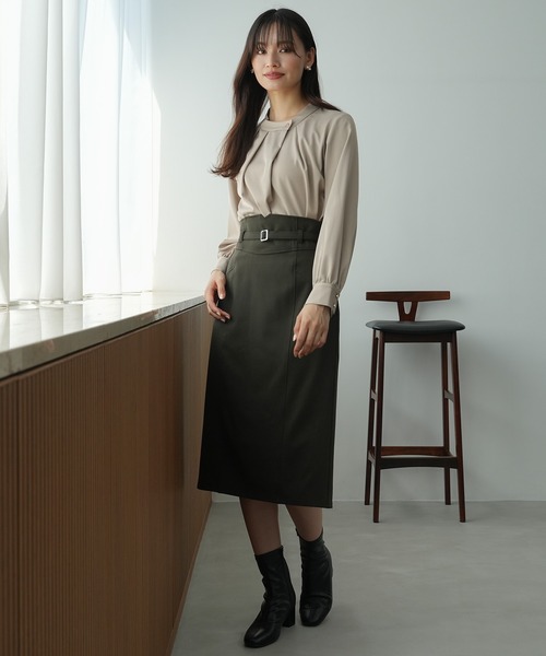 TRUDEA（トルディア）の「アシメネックブラウス（シャツ/ブラウス・レディース・ホワイト/グレイッシュベージュ/カーキ/スモークピンク/ネイビー・MEDIUM）」の6枚目の写真