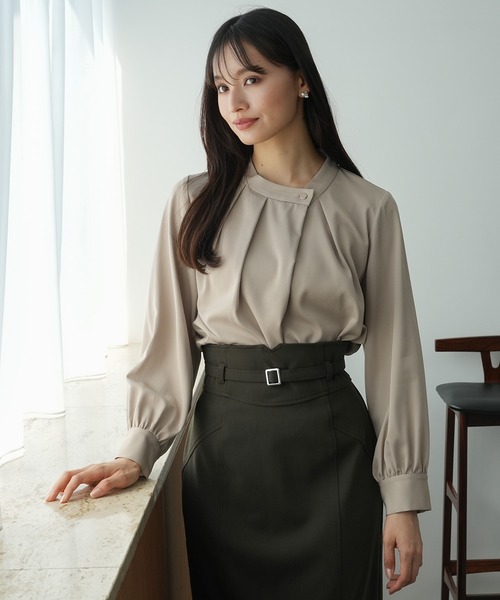 TRUDEA（トルディア）の「アシメネックブラウス（シャツ/ブラウス・レディース・ホワイト/グレイッシュベージュ/カーキ/スモークピンク/ネイビー・MEDIUM）」の22枚目の写真